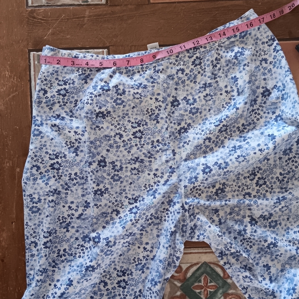 Chaus Crop Pants Side Zip Blue and White Floral Size 16 - Picture 4 of 10